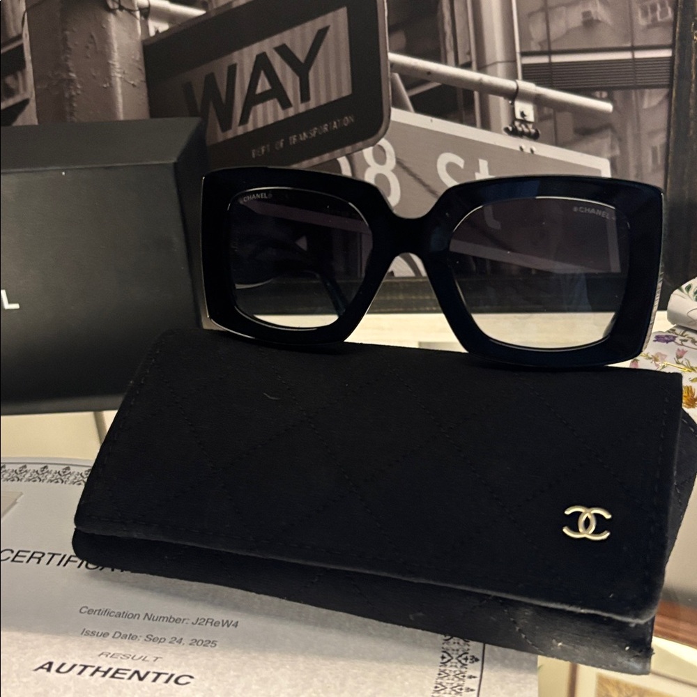CHANEL Elegant Black Sunglasses Full inclusion with COA - Picture 5 of 16